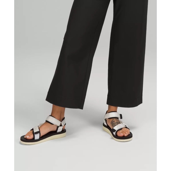 *Discontinued* Brand New Lululemon City Sleek 5 Pocket Wide Leg Pant in Black - Picture 4 of 5